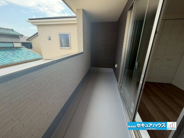 【完成】知多市日長台　全1棟のバルコニー|【バルコニー】
◆見晴らしもよく、太陽の温かな温もりをめいっぱい受け止めてくれます。
太陽の光と爽やかな風を受けたお洗濯物はあっという間に乾き、取りこむ時には太陽の匂いを感じられそうですね。　