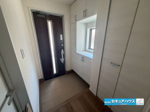 【完成】知多市日長台　全1棟の玄関|【玄関】
◆お家に出会う人々を迎える玄関だからこそ、広々清潔感あふれる空間にしたいものです。採光・通風にも配慮された設計で毎日明るい空間をキープします♪