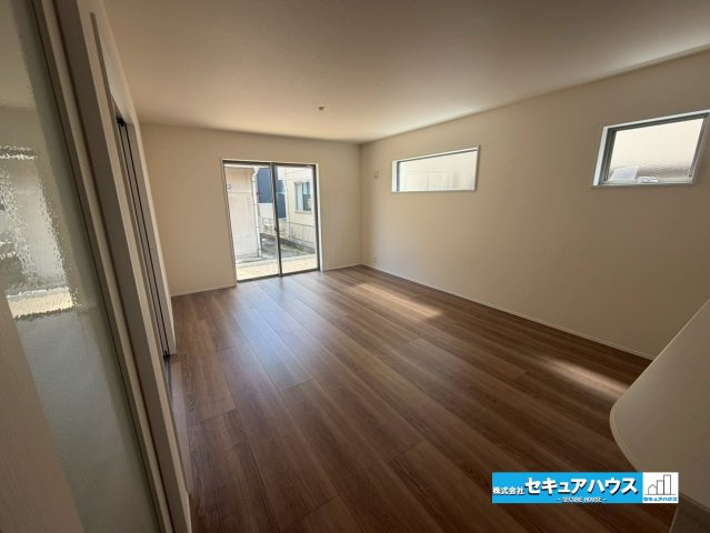 【完成】知多市日長台　全1棟の居間・リビング|【LDK】
◆通学から帰宅し、リビングルームで会話を楽しむ子ども達。リビングから臨む景色は太陽色に染まり、解放感溢れゆったりとしたひと時を過ごすことが出来る素敵な空間です。