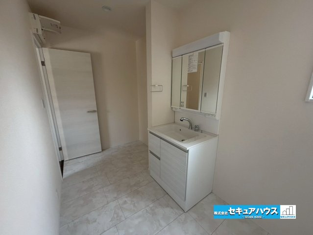 【完成】知多市日長台　全1棟の洗面所|【洗面台】
◆鏡の裏にはたっぷりと収納スペースを標準装備！
◆電源を付属しているのでドライヤーなど利用できます。