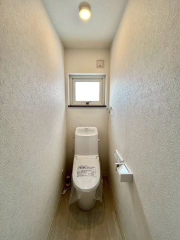 拓北7条5丁目 戸建のトイレ|１階 シャワー付きトイレ（２階にもございます）