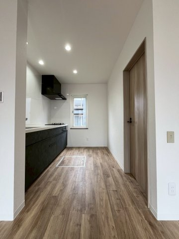 拓北7条5丁目 戸建のキッチン|１階 キッチンには床下収納もございます
