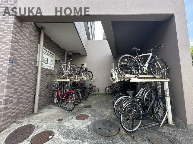 ルピナス四季の森公園の駐輪場|整理されたスタンド付きの使いやすい駐輪場です。