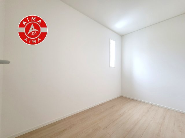 福岡市南区横手1丁目第7-4棟（4号棟）の収納|【WIC（ウォークインクローゼット）】 たくさんの洋服をかけてもシワになりにくいウォークインクローゼット。洋服以外にも、普段使わない家電やスーツケース、ストック品など何でも片付く嬉しい空間です。
