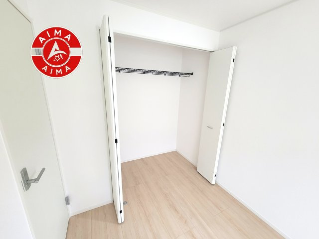 福岡市南区横手1丁目第7-4棟（4号棟）の収納|壁面クローゼットのメリットは、衣類が横一列に並ぶためひと目で洋服が選びやすいこと。衣類をたくさんお持ちの方も、限られたスペース内に無理なく収納することができます。