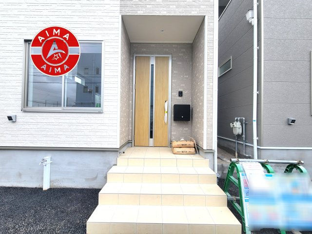 福岡市南区横手1丁目第7-4棟（4号棟）の玄関|地盤調査済 / 玄関へ向かうまでのアプローチに漂う上質が期待感をもたせます。玄関は建物の顔。落着きを醸し出した自己主張が心に訴えてきます。