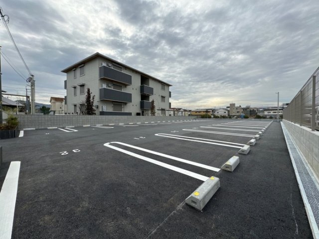 ルシール西岩田の駐車場