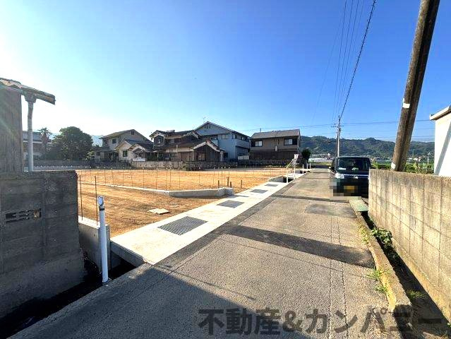 伊予市下三谷のおトチ1号地　伊予市下三谷売土地の前面道路含む現地写真|前面道路含む現地写真です