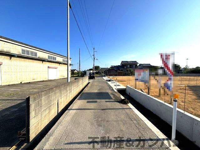 伊予市下三谷のおトチ1号地　伊予市下三谷売土地の前面道路含む現地写真
