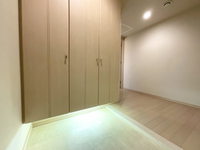【玄関】※写真はリフォーム前に撮影したものです 収納力のあるシューズボックス付き玄関。