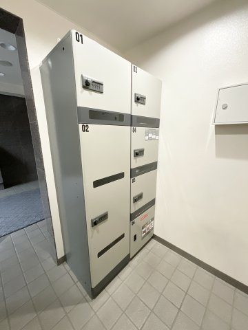【宅配ボックス】 不在時でも荷物を受け取れる宅配ボックス完備。