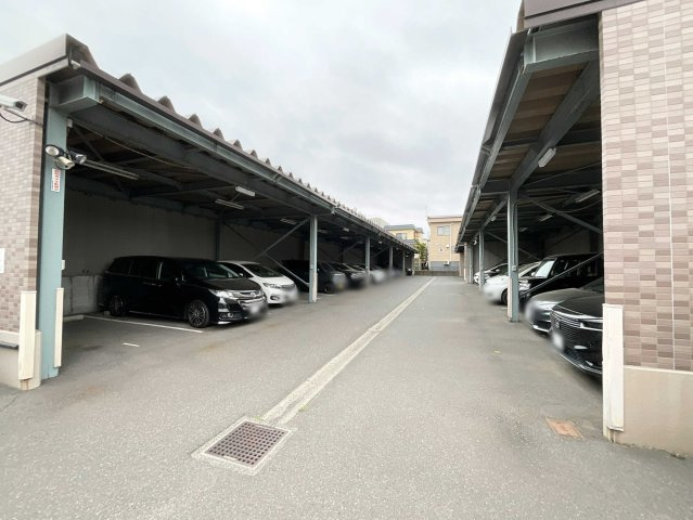 【駐車場】 屋根付き駐車場を備え、大切なお車を雨や雪からしっかり保護。