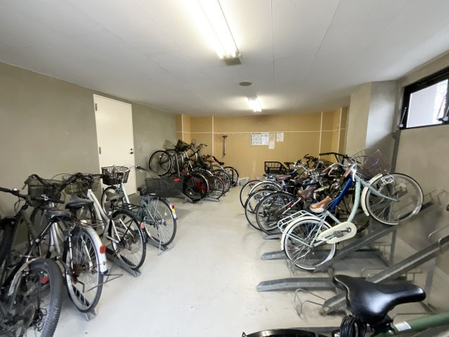 【駐輪場】 屋内駐輪場を備えているため、大切な自転車を雨や雪からしっかり保護。