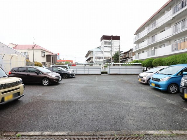グランドハイツ天拝の駐車場