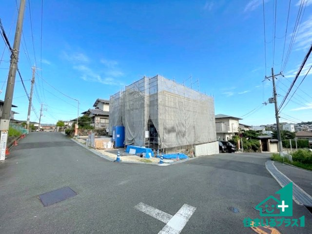 ■枚方市香里ケ丘　第3期　新築一戸建ての前面道路含む現地写真|周辺は落ち着いた街並みの住宅地！子育てがしやすい住環境です！まだ未完成ですが、現地でしかわからない事もございます。是非一度ご覧ください。