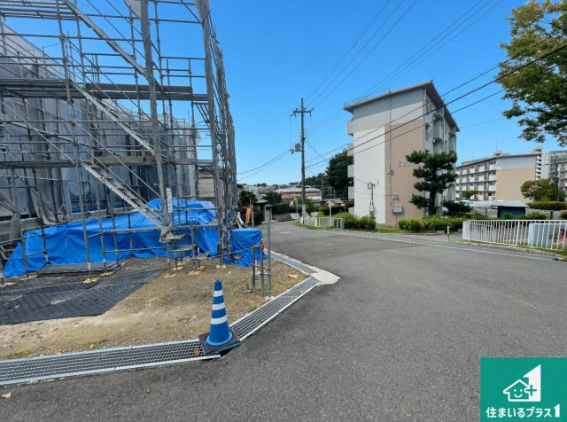 ■枚方市香里ケ丘　第3期　新築一戸建ての前面道路含む現地写真|周辺は落ち着いた街並みの住宅地！子育てがしやすい住環境です！まだ未完成ですが、現地でしかわからない事もございます。是非一度ご覧ください。