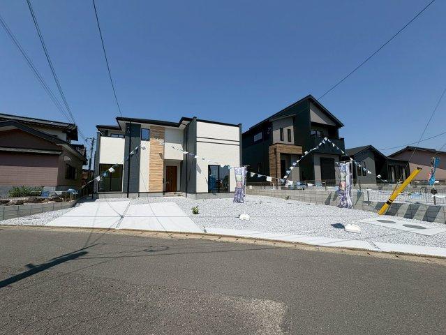 田川市伊田11期　新築戸建ての外観|駐車場4~5台駐車可能♪