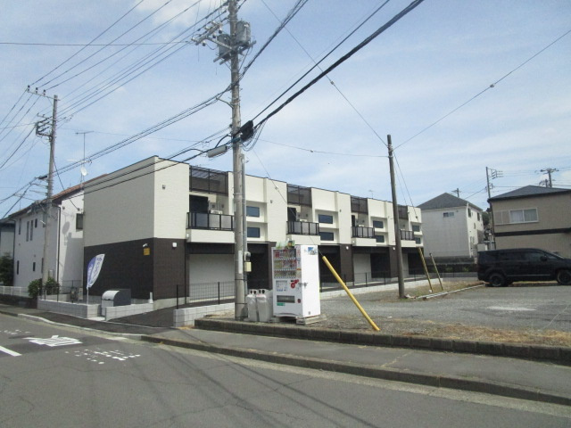 厚木市温水西１丁目の倉庫の周辺