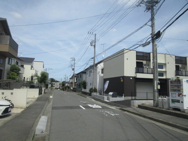 厚木市温水西１丁目の倉庫の周辺