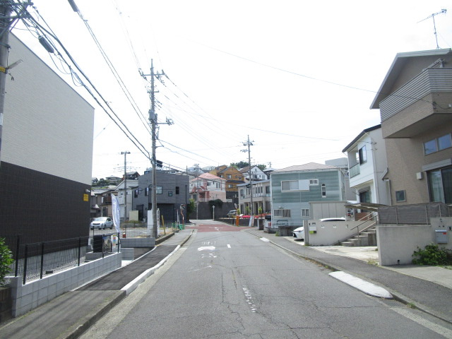 厚木市温水西１丁目の倉庫の周辺