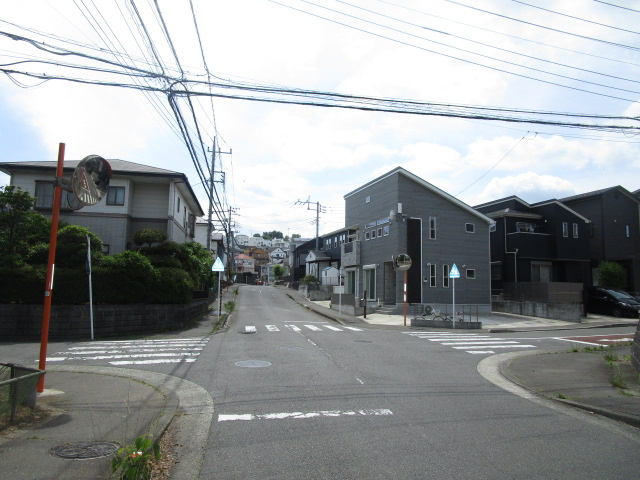 厚木市温水西１丁目の倉庫の周辺
