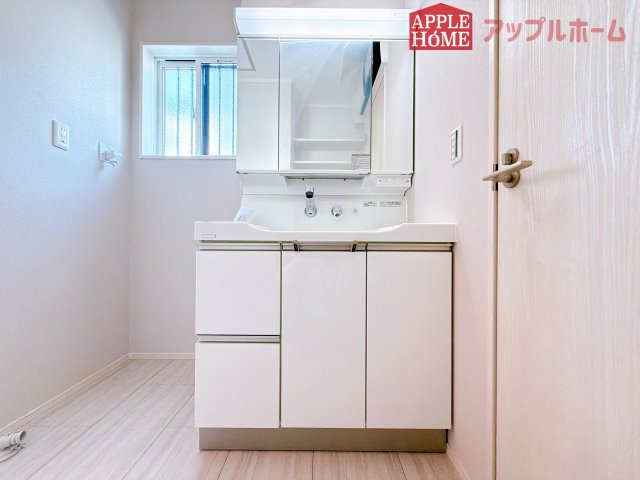 [新築住宅] 深谷市下手計 全2棟の独立洗面台|三面鏡付きの洗面化粧台ですので、たっぷりと収納いただけます。白を基調とした清潔感のある快適空間です。毎日の身支度も気持ち良くお使い頂けます！！