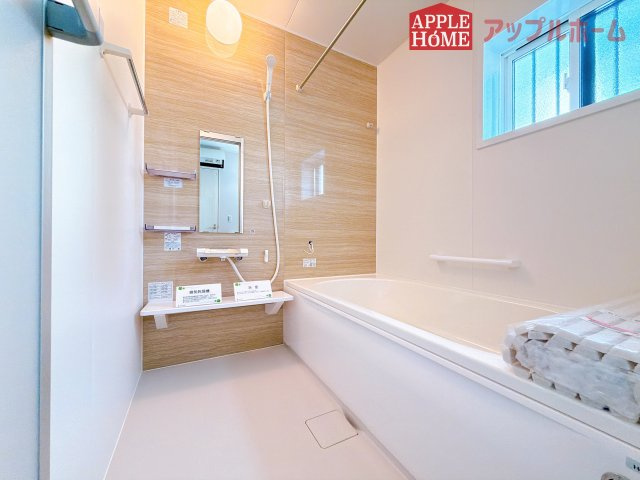 [新築住宅] 深谷市下手計 全2棟の浴室|窓付きのバスルームは、採光もあり明るく気持ちの良い空間です。窓があることで、換気環境も良好。掃除もスムーズに出来ます♪