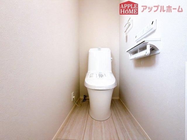 [新築住宅] 深谷市下手計 全2棟のトイレ|白を基調とした清潔感のある明るい空間。温水洗浄便座付きで、毎日快適・清潔に使用できます。操作しやすい壁面リモコンを採用しています。