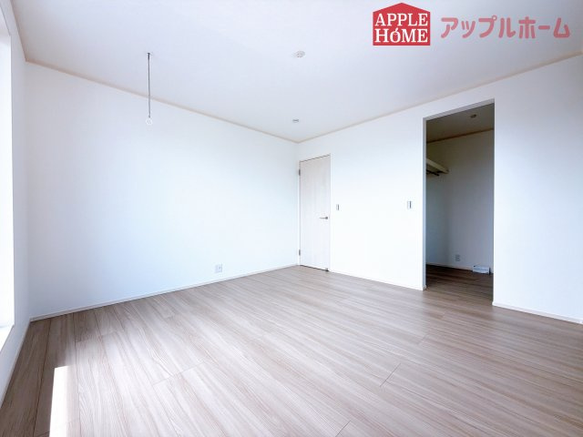 [新築住宅] 深谷市下手計 全2棟の洋室|２階居室は全室収納あり！たっぷりある収納活用でお部屋もキレイを保てます♪