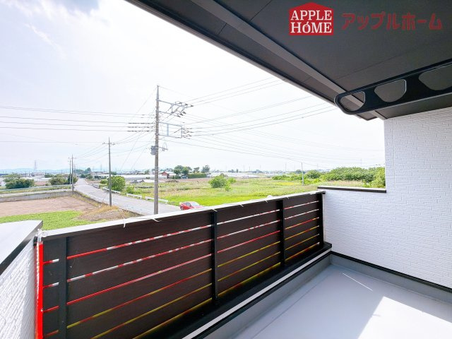 [新築住宅] 深谷市下手計 全2棟のバルコニー|家族分の洗濯物もしっかり干せます。日当たりも良く、毎日のお洗濯が楽しくなりそう♪お布団は手軽に干せていつもポカポカに☆