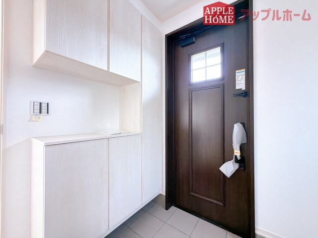 [新築住宅] 深谷市下手計 全2棟の玄関|住まう人も来客も入った時にワクワクさせてくれるオシャレな玄関♪収納もたっぷりあるので、靴がたくさんあっても安心！