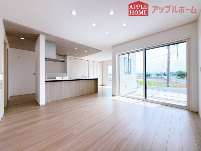 [新築住宅] 深谷市下手計 全2棟の居間・リビング|広々リビング×対面キッチンで家族の会話も弾みます♪家族団らんの秘訣は間取りにあり☆夢のマイホームを一緒に叶えましょう！