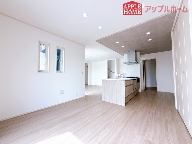 [新築住宅] 深谷市下手計 全2棟の居間・リビング|窓から差し込む光で家族を温かく包み込みます。明るいリビングで子育てする喜びを☆いつでも見学可能です！