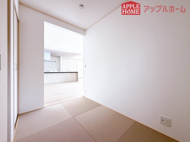 [新築住宅] 深谷市下手計 全2棟の和室|クローゼット付きの和室は、収納スペースが豊富で部屋全体がすっきりと片付きやすいのが特徴です。衣類や荷物を整理しやすく、生活感を抑えた洗練された空間を保てます。