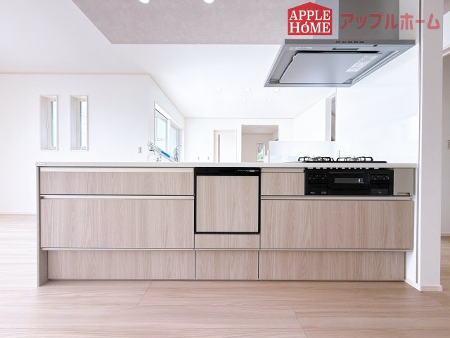 [新築住宅] 深谷市下手計 全2棟のキッチン|キッチンから部屋中が見守れるので、小さなお子様がいるご家庭でも安心です。シンプル×ナチュラルな温かい空間は、どんなスタイルの家具も合わせやすいお部屋です。