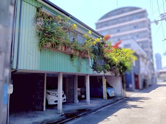 「サンルーム付」高知市二葉町　中古一戸建ての前面道路含む現地写真|1階部分には便利な掘車庫を完備！