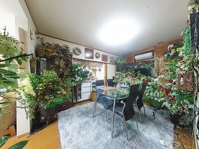 「サンルーム付」高知市二葉町　中古一戸建ての居間・リビング|食卓をゆったり置ける、開放的なダイニングスペース。