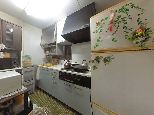 「サンルーム付」高知市二葉町　中古一戸建てのキッチン|上下段に豊富な収納を備え、調理スペースもスッキリ！