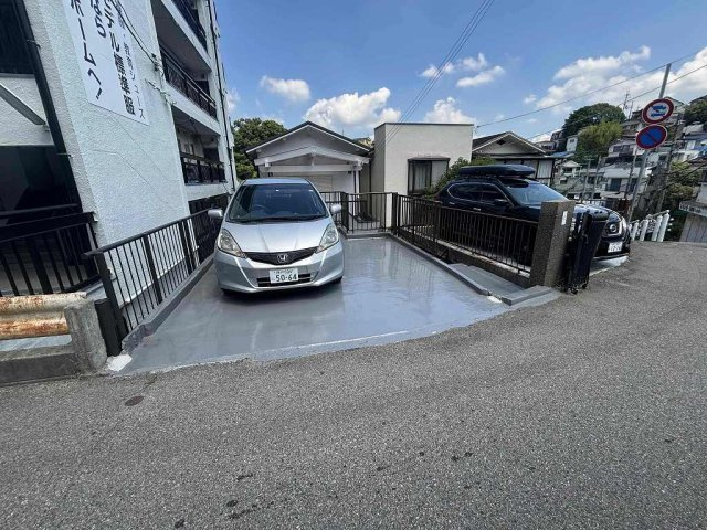 鈴蘭台東町2丁目貸家Ⅳの駐車場
