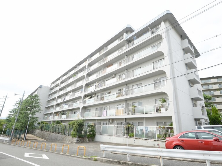 千里泉ヶ丘スカイハイツ1号棟の外観
