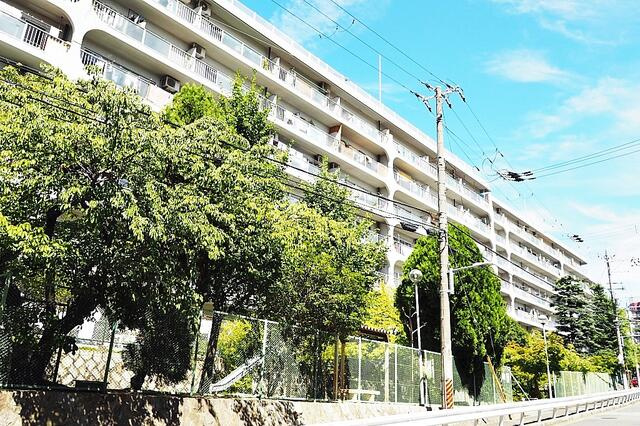 千里泉ヶ丘スカイハイツ1号棟の外観