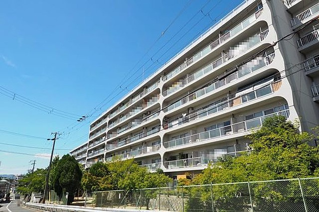 千里泉ヶ丘スカイハイツ1号棟の外観
