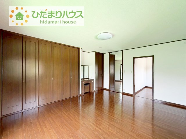 【寝室】 | 下妻市半谷　中古戸建 | 広めの主寝室は、ベッドの他にもパソコンデスクやドレッサーなども置けちゃいます(*^-^*)