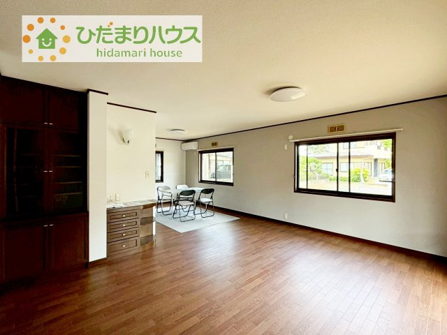 【居間・リビング】 | 下妻市半谷　中古戸建 | お子様が元気に遊べる広々としたリビングです！