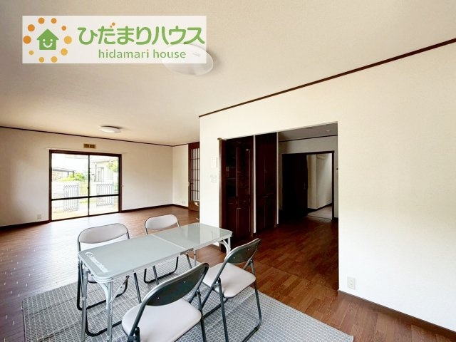 【居間・リビング】 | 下妻市半谷　中古戸建 | 南に面した大きな窓から差し込む光で日中は電気いらず♪