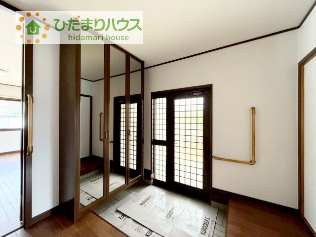 【玄関】 | 下妻市半谷　中古戸建 | 毎日「行ってきます」「ただいま」をいう玄関は明るく光が差し込みます♪