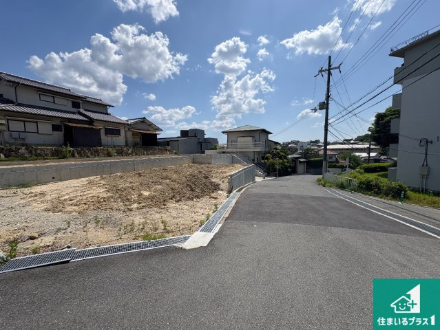 枚方市香里ケ丘　第3期　新築一戸建ての前面道路含む現地写真|周辺は落ち着いた街並みの住宅地！子育てがしやすい住環境です！まだ未完成ですが、現地でしかわからない事もございます。是非一度ご覧ください。