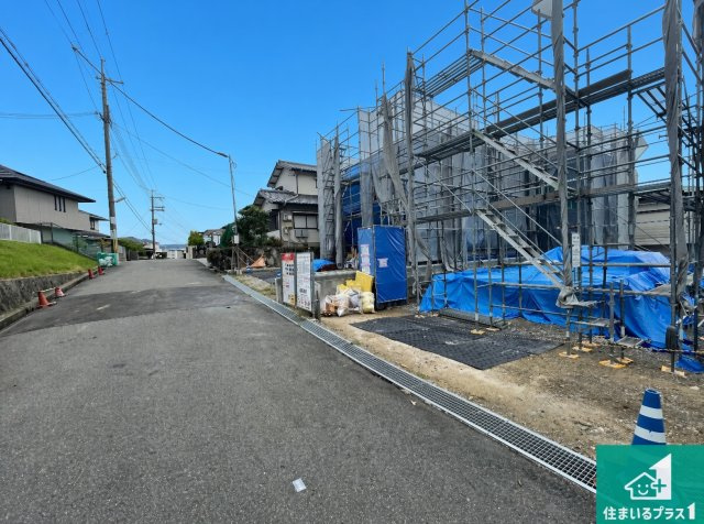 ■枚方市香里ケ丘　第3期　新築一戸建ての前面道路含む現地写真|周辺は落ち着いた街並みの住宅地！子育てがしやすい住環境です！まだ未完成ですが、現地でしかわからない事もございます。是非一度ご覧ください。