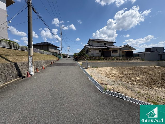 枚方市香里ケ丘　第3期　新築一戸建ての前面道路含む現地写真|周辺は落ち着いた街並みの住宅地！子育てがしやすい住環境です！まだ未完成ですが、現地でしかわからない事もございます。是非一度ご覧ください。