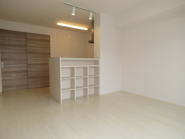 シェルフルールの居間・リビング|こちらのお部屋は、キッチン後ろに扉はありません
　　